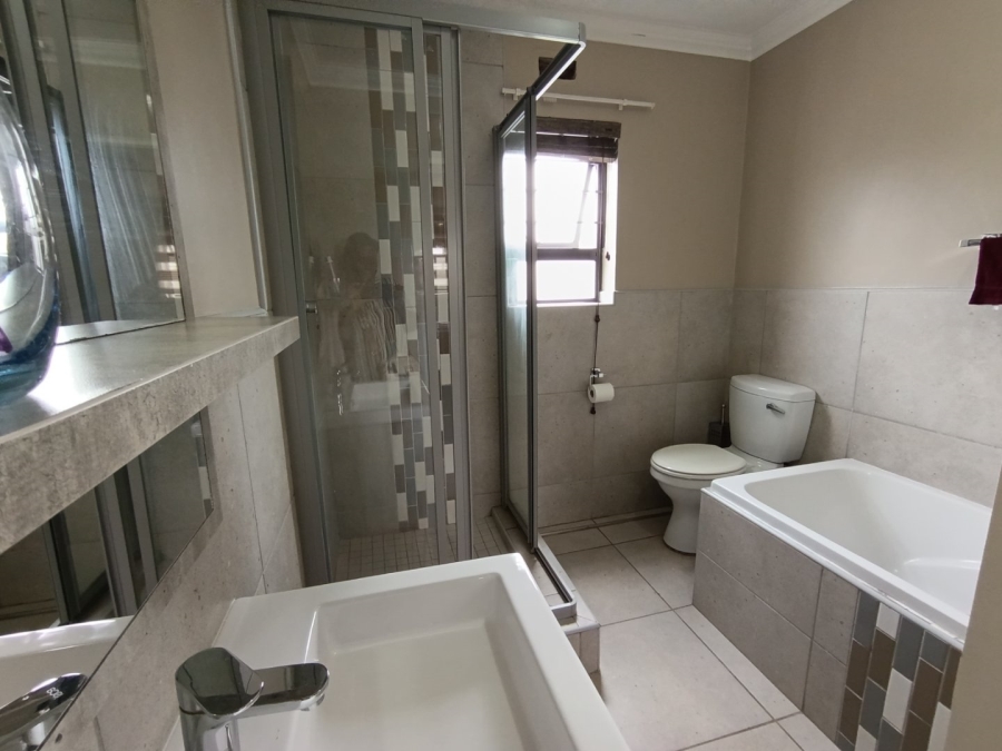 To Let 3 Bedroom Property for Rent in Amberfield Gauteng