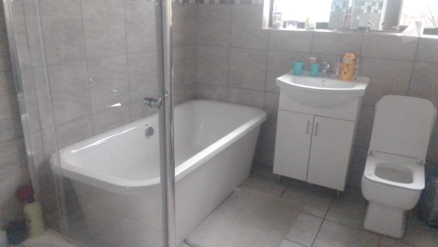 4 Bedroom Property for Sale in Lochvaal Gauteng