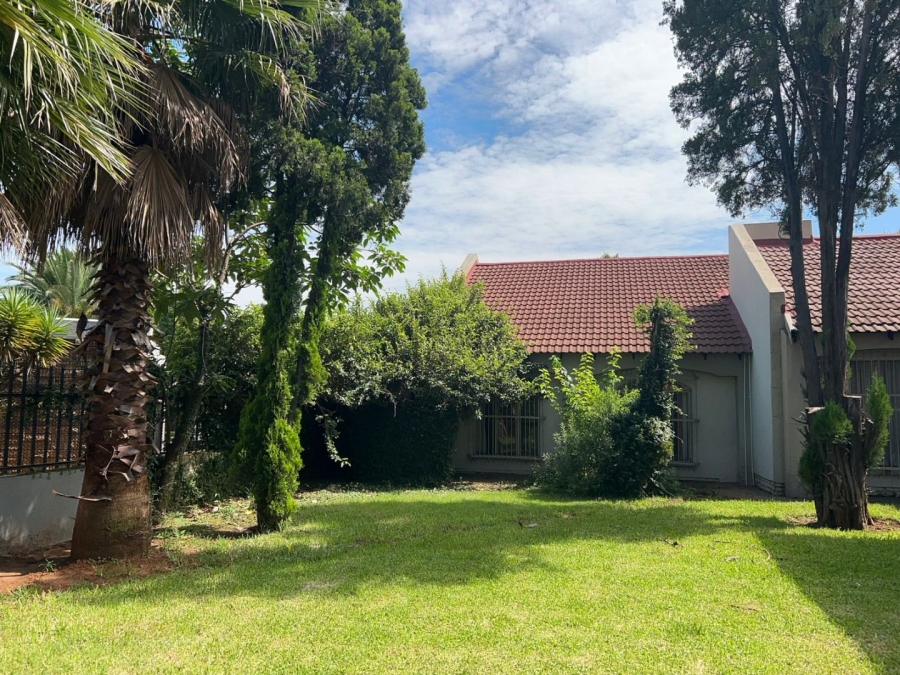 To Let 6 Bedroom Property for Rent in Flora Gardens Gauteng