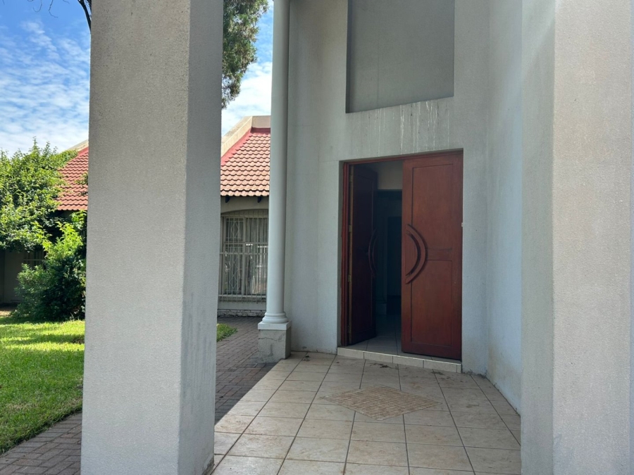 To Let 6 Bedroom Property for Rent in Flora Gardens Gauteng