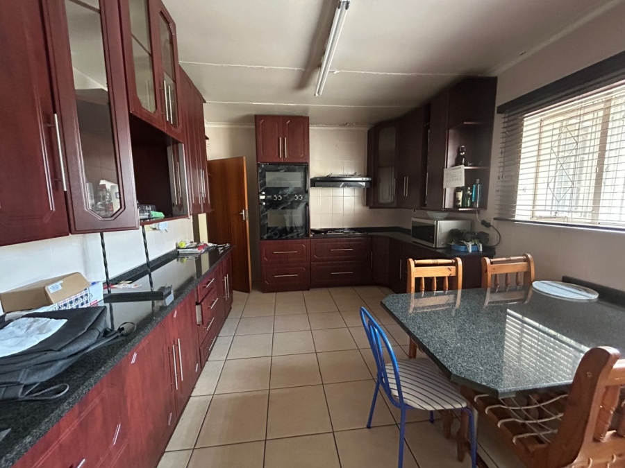 To Let 6 Bedroom Property for Rent in Flora Gardens Gauteng