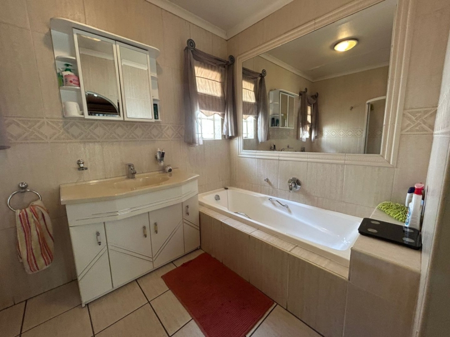 To Let 6 Bedroom Property for Rent in Flora Gardens Gauteng