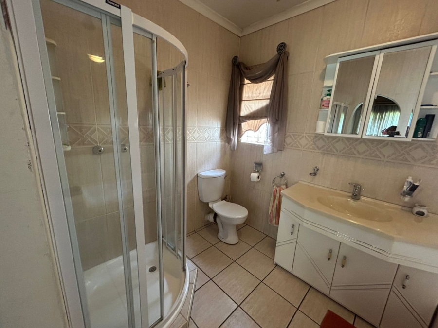 To Let 6 Bedroom Property for Rent in Flora Gardens Gauteng