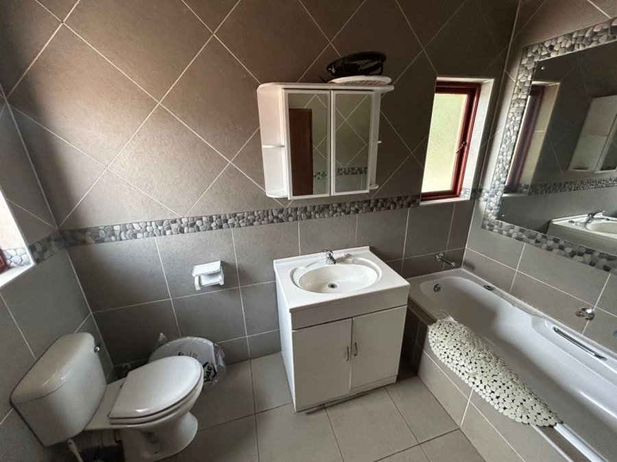 To Let 6 Bedroom Property for Rent in Flora Gardens Gauteng