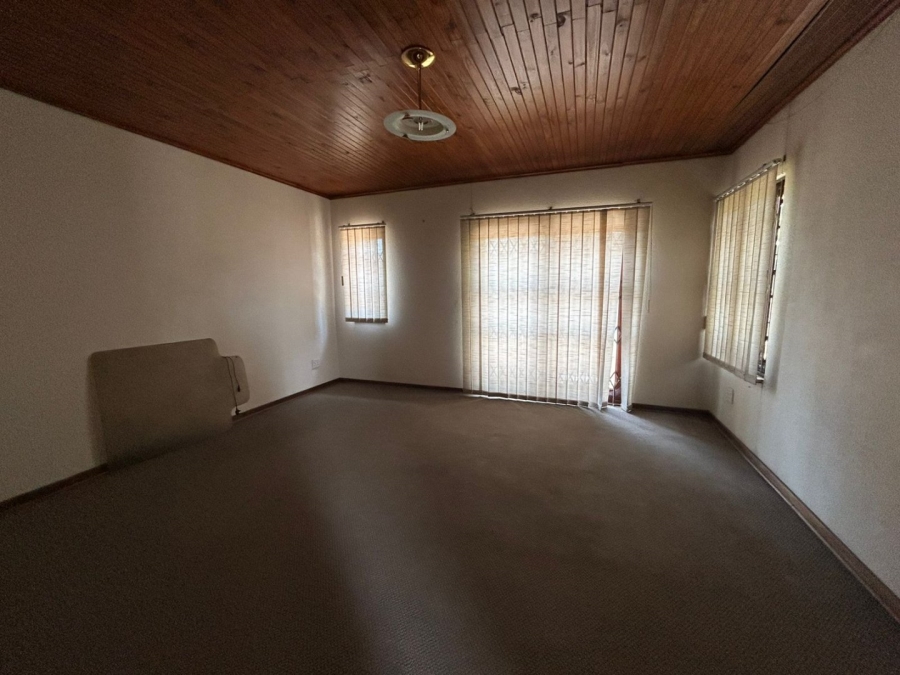 To Let 6 Bedroom Property for Rent in Flora Gardens Gauteng