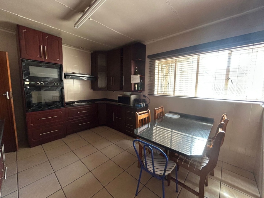 To Let 6 Bedroom Property for Rent in Flora Gardens Gauteng