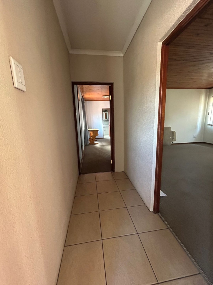 To Let 6 Bedroom Property for Rent in Flora Gardens Gauteng