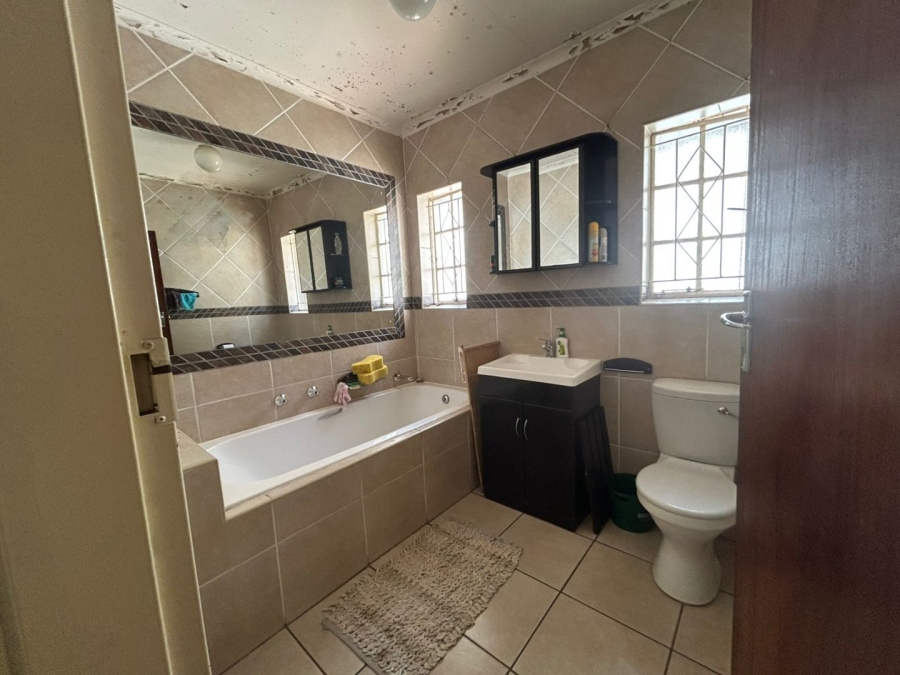 To Let 6 Bedroom Property for Rent in Flora Gardens Gauteng