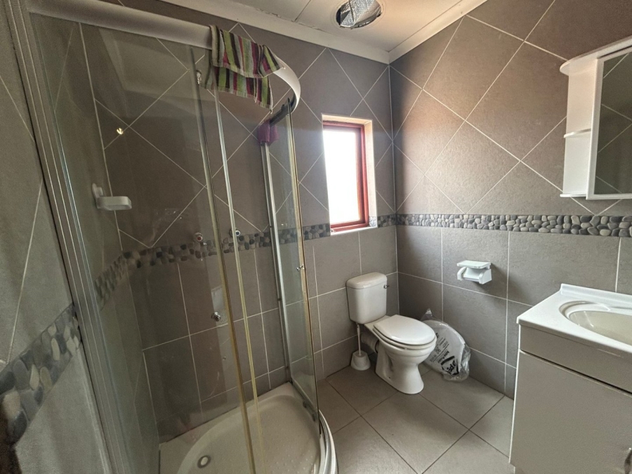 To Let 6 Bedroom Property for Rent in Flora Gardens Gauteng