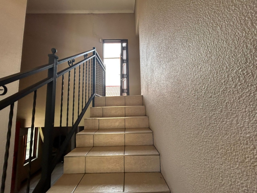 To Let 6 Bedroom Property for Rent in Flora Gardens Gauteng