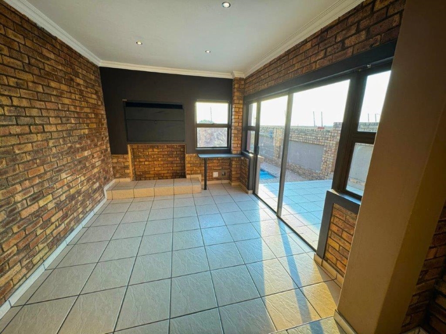 4 Bedroom Property for Sale in Glen Eagle Estate Gauteng