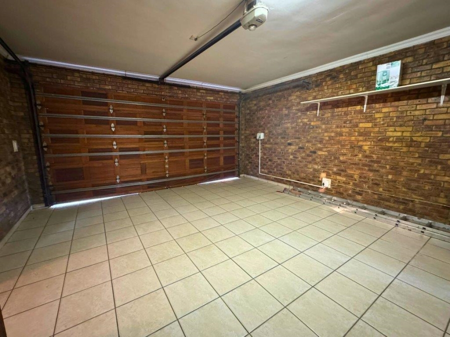 4 Bedroom Property for Sale in Glen Eagle Estate Gauteng