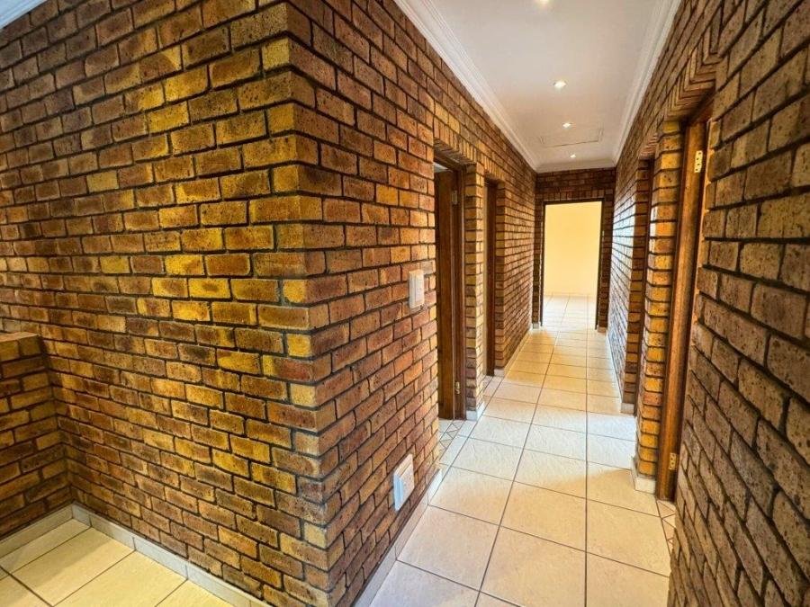 4 Bedroom Property for Sale in Glen Eagle Estate Gauteng