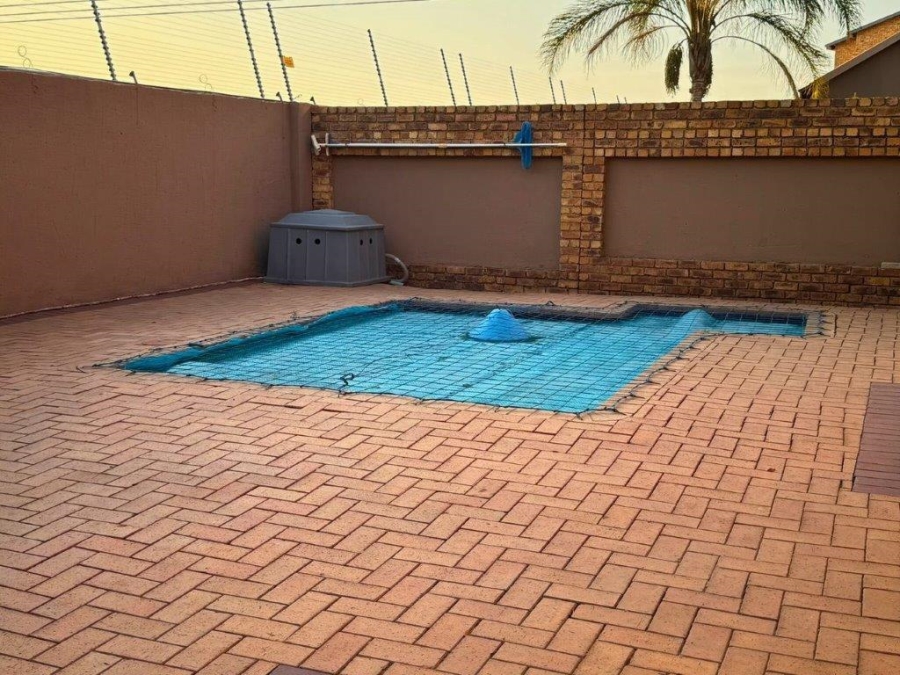 4 Bedroom Property for Sale in Glen Eagle Estate Gauteng