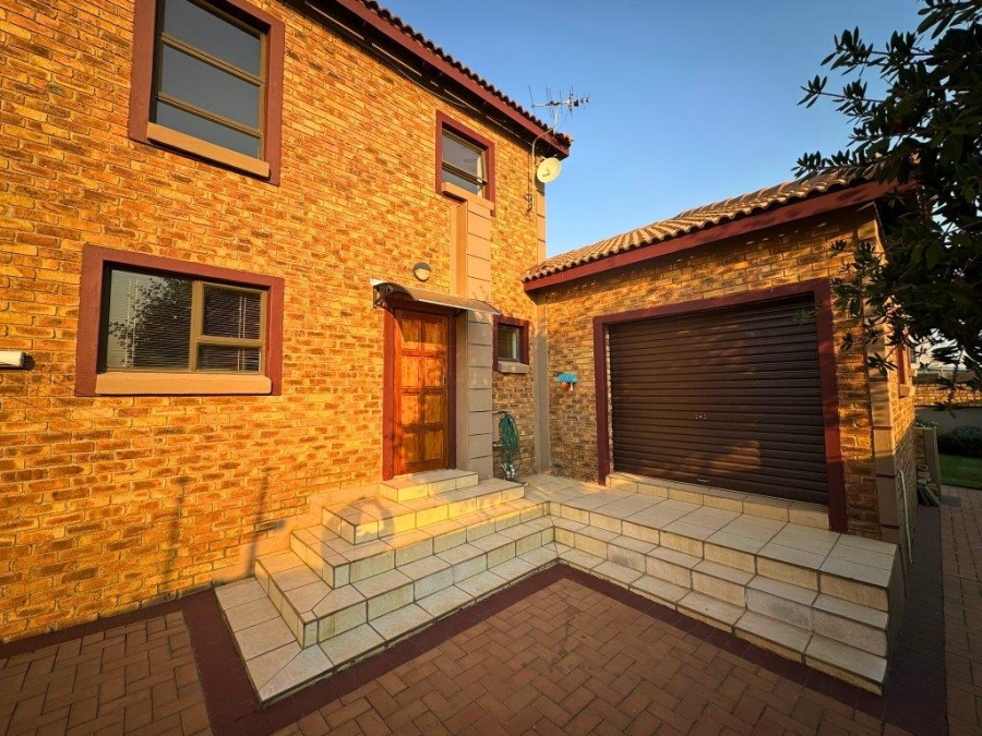 4 Bedroom Property for Sale in Glen Eagle Estate Gauteng