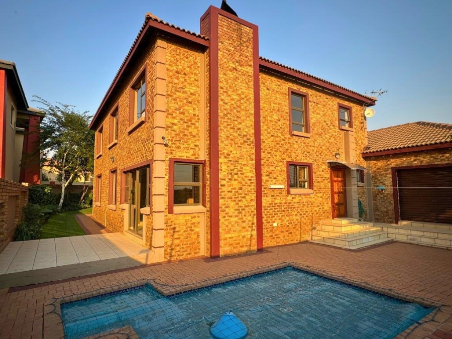 4 Bedroom Property for Sale in Glen Eagle Estate Gauteng