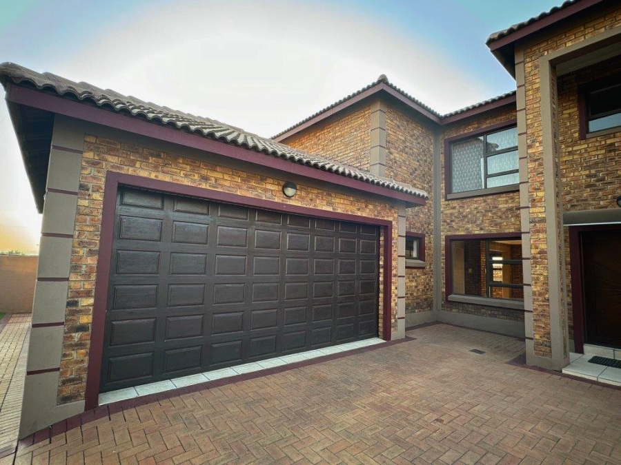 4 Bedroom Property for Sale in Glen Eagle Estate Gauteng