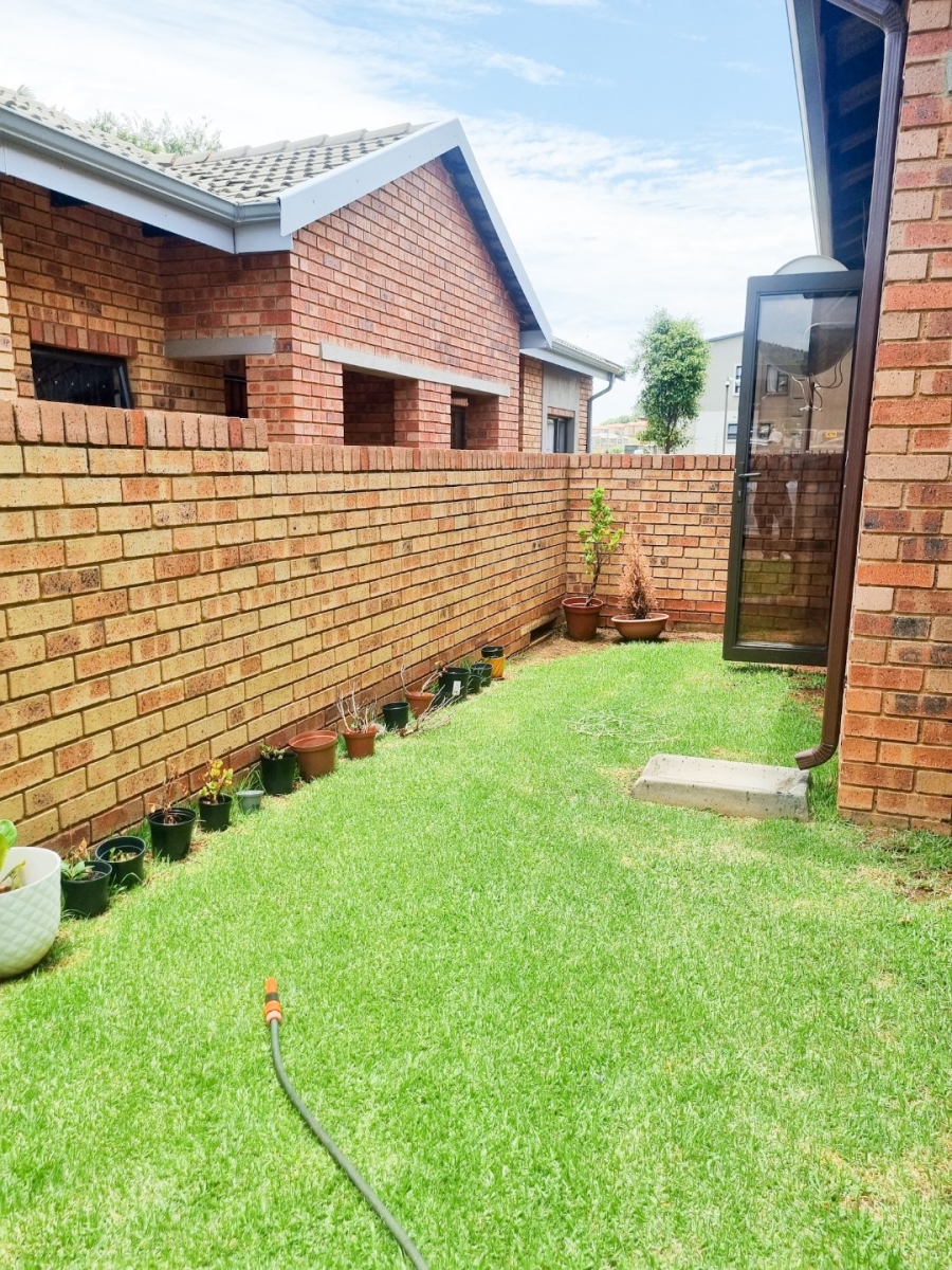 2 Bedroom Property for Sale in Wilgeheuwel Gauteng