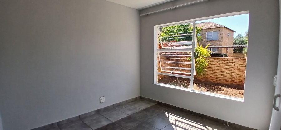 To Let 2 Bedroom Property for Rent in Heuwelsig Estate Gauteng