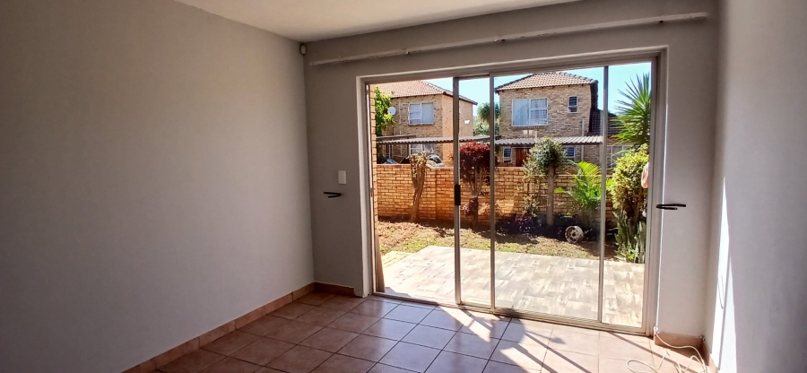 To Let 2 Bedroom Property for Rent in Heuwelsig Estate Gauteng