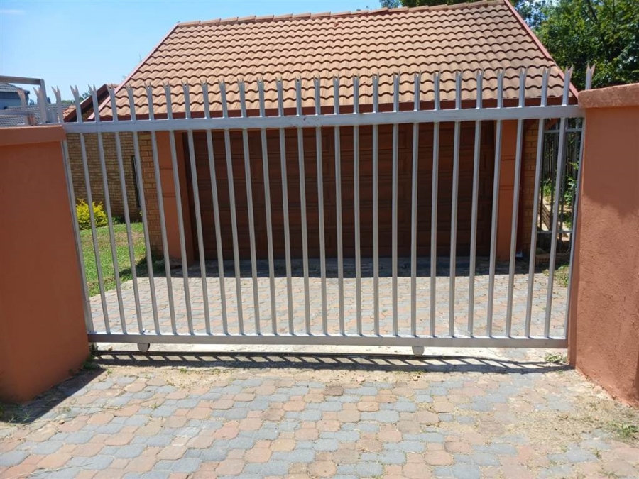 To Let 3 Bedroom Property for Rent in Country View Gauteng