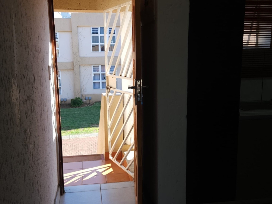 To Let 2 Bedroom Property for Rent in Mondeor Gauteng