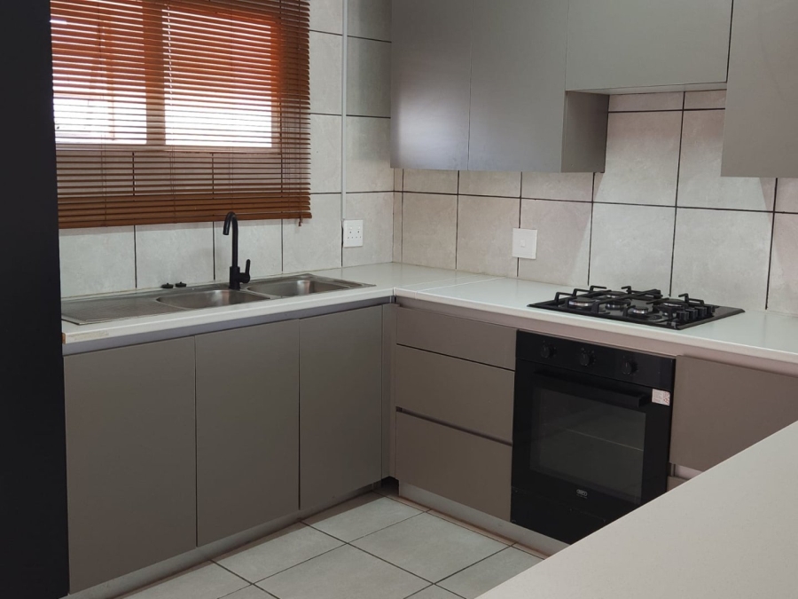 To Let 2 Bedroom Property for Rent in Mondeor Gauteng