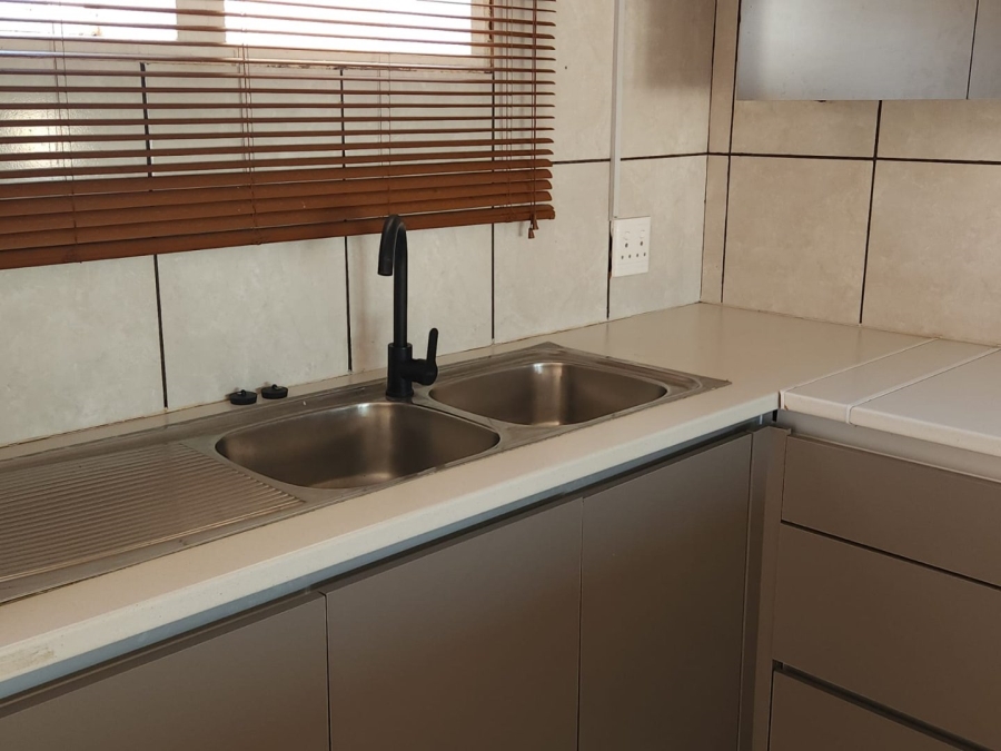 To Let 2 Bedroom Property for Rent in Mondeor Gauteng