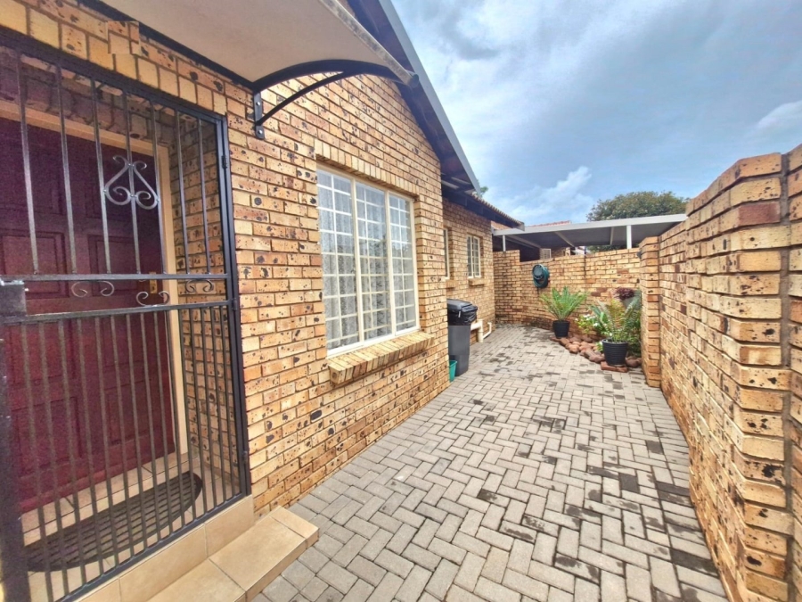 2 Bedroom Property for Sale in Annlin Gauteng