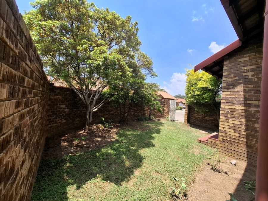 To Let 2 Bedroom Property for Rent in La Montagne Gauteng