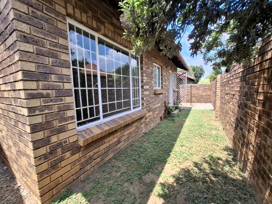 To Let 2 Bedroom Property for Rent in La Montagne Gauteng