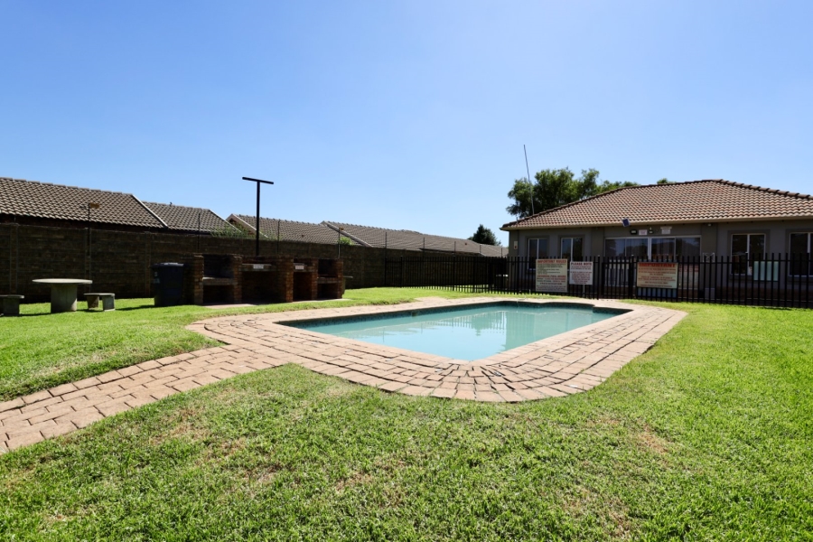 2 Bedroom Property for Sale in Florida Glen Gauteng