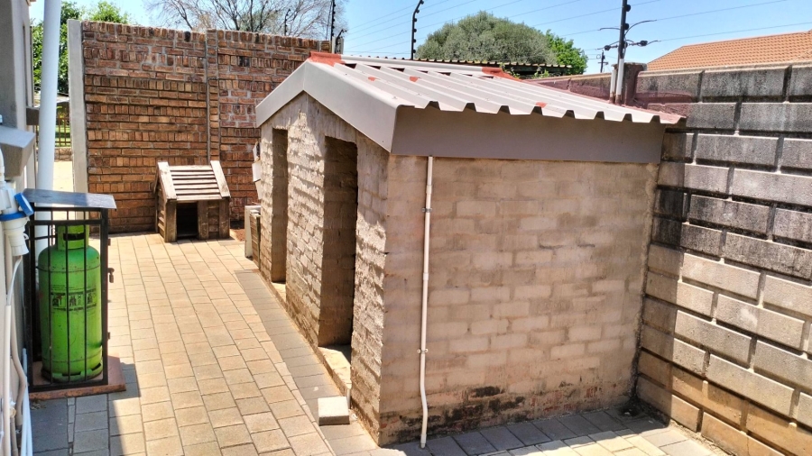 To Let  Bedroom Property for Rent in Wierda Park Gauteng