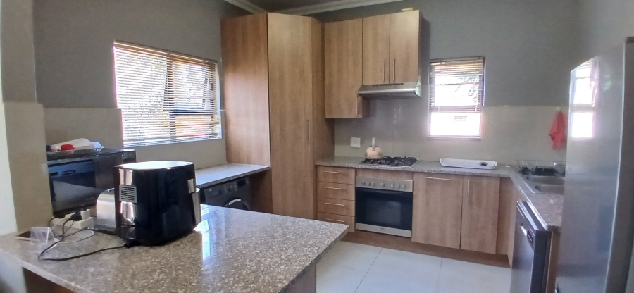 To Let 3 Bedroom Property for Rent in Heuwelsig Estate Gauteng