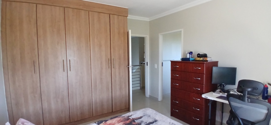 To Let 3 Bedroom Property for Rent in Heuwelsig Estate Gauteng