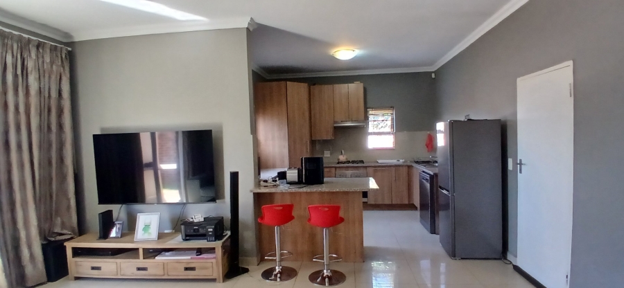 To Let 3 Bedroom Property for Rent in Heuwelsig Estate Gauteng