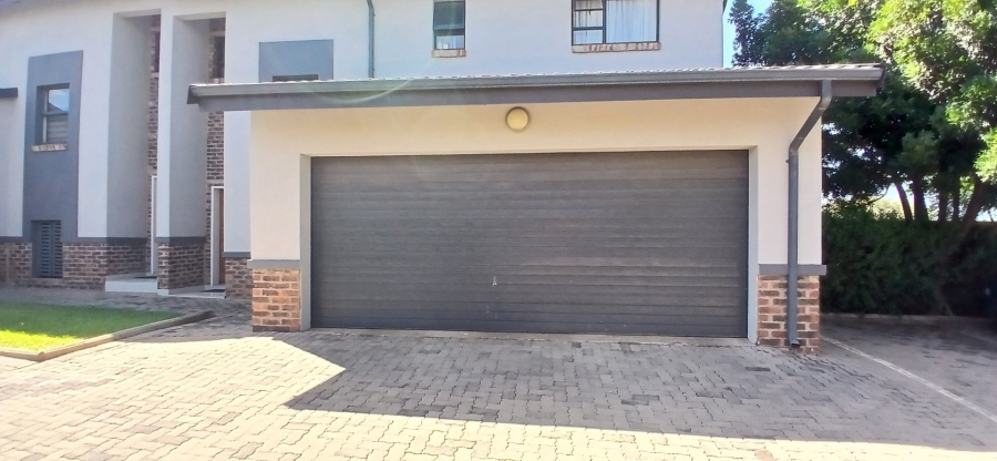 To Let 3 Bedroom Property for Rent in Heuwelsig Estate Gauteng