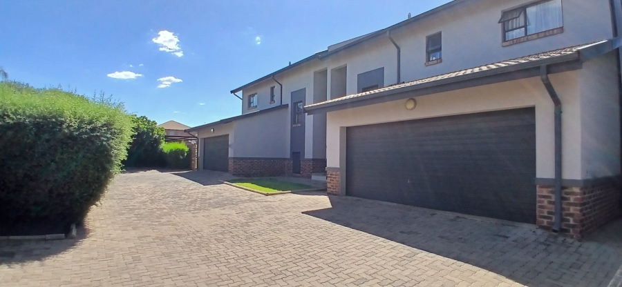 To Let 3 Bedroom Property for Rent in Heuwelsig Estate Gauteng