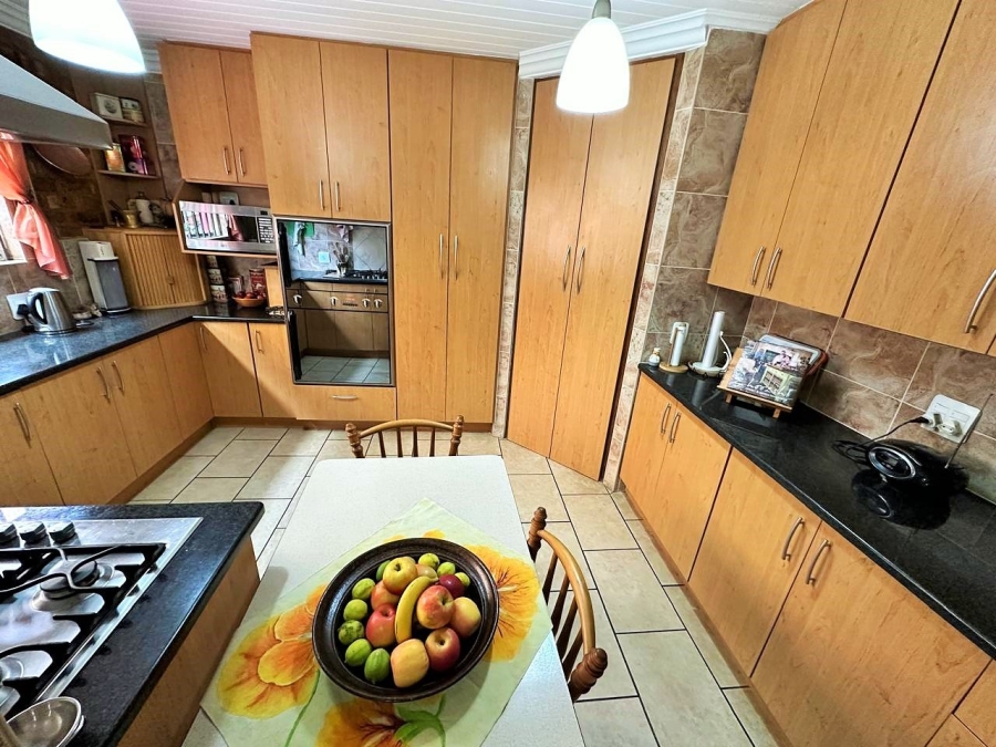 3 Bedroom Property for Sale in Die Hoewes Gauteng