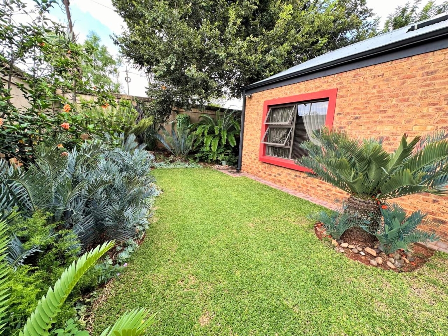 3 Bedroom Property for Sale in Die Hoewes Gauteng