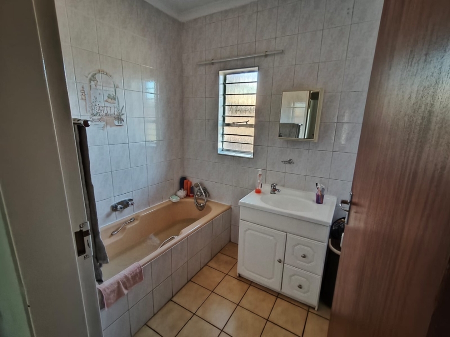 To Let 5 Bedroom Property for Rent in Marister Gauteng