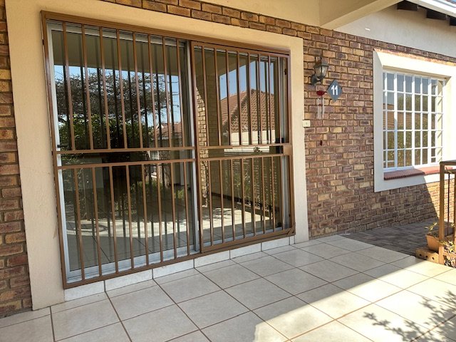 2 Bedroom Property for Sale in Wilgeheuwel Gauteng