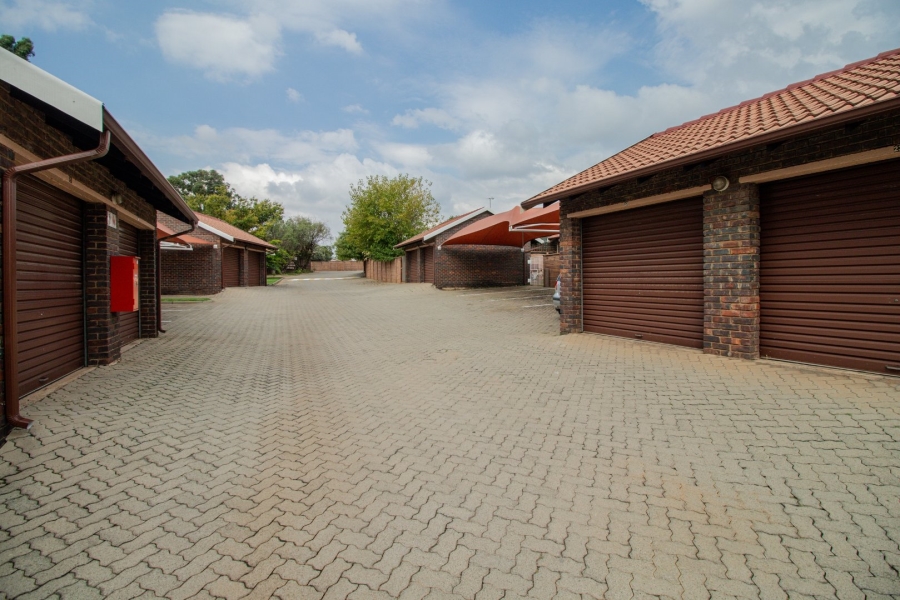 To Let 2 Bedroom Property for Rent in Allen Grove Gauteng