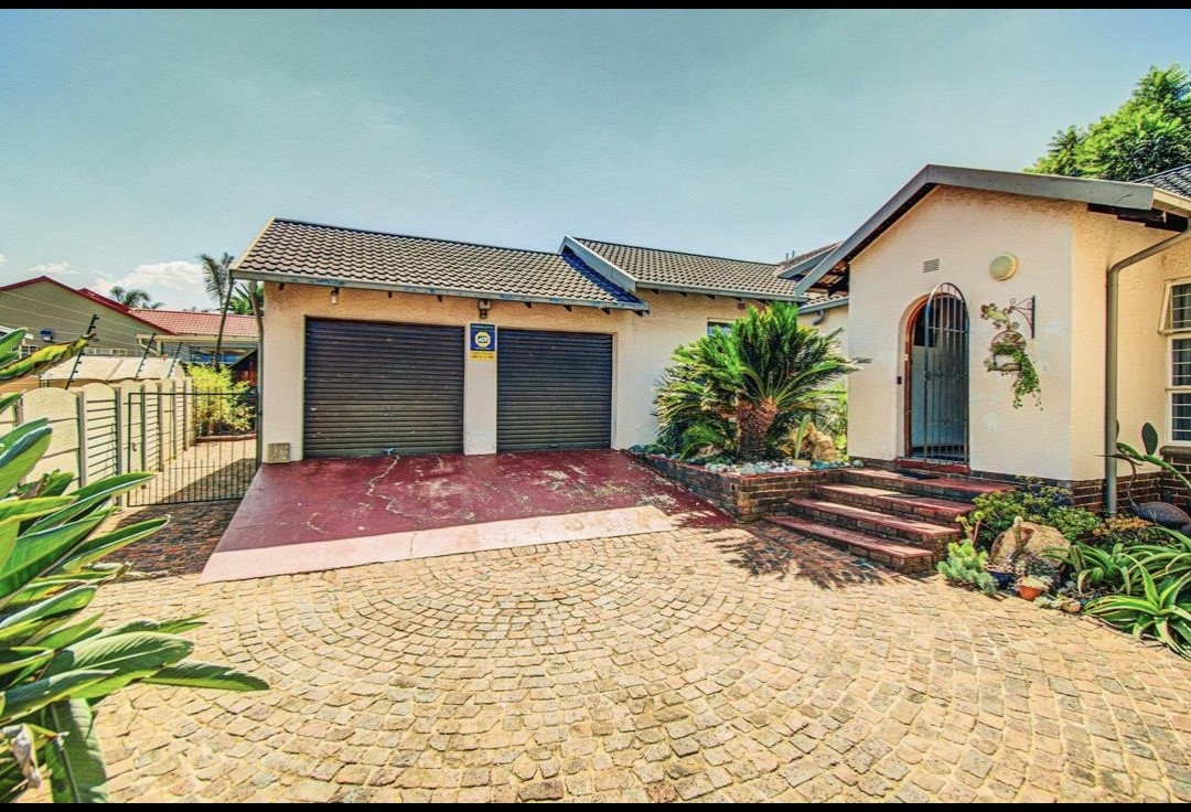 4 Bedroom Property for Sale in Glen Marais Gauteng