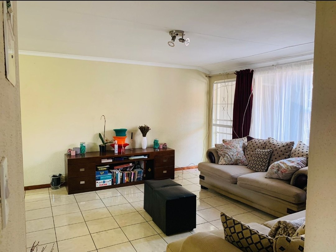 To Let 2 Bedroom Property for Rent in Magaliessig Gauteng