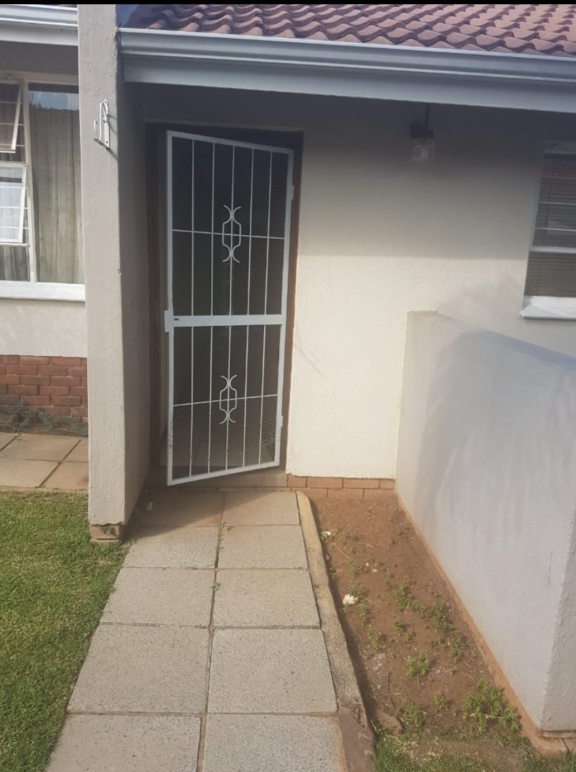 To Let 2 Bedroom Property for Rent in Magaliessig Gauteng