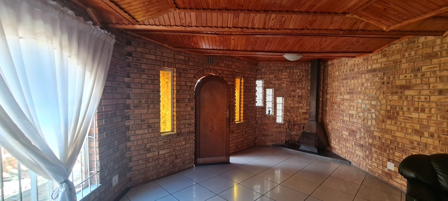 5 Bedroom Property for Sale in Reigerpark Gauteng