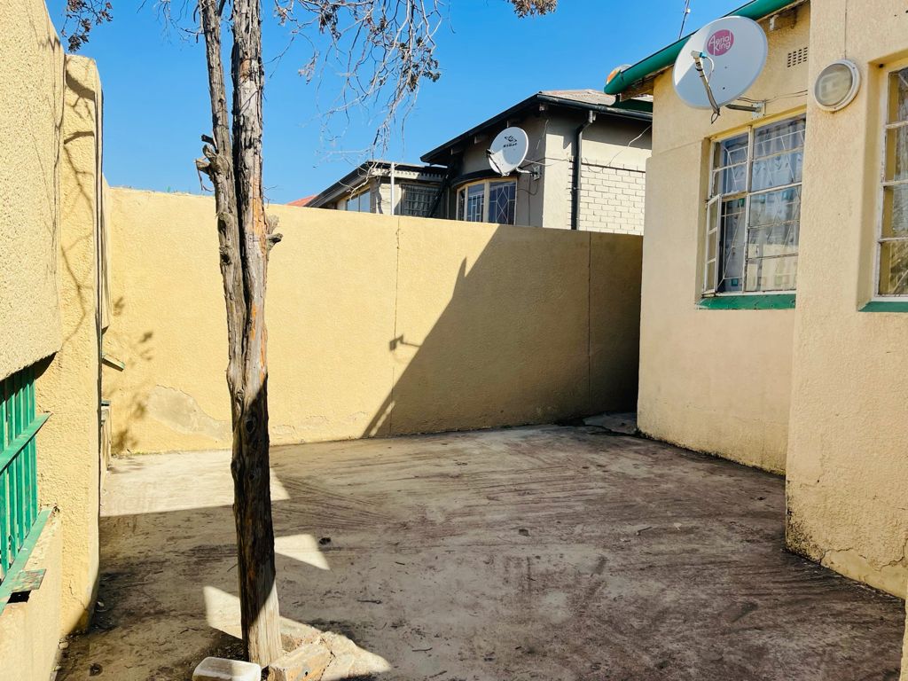 8 Bedroom Property for Sale in Rosettenville Gauteng