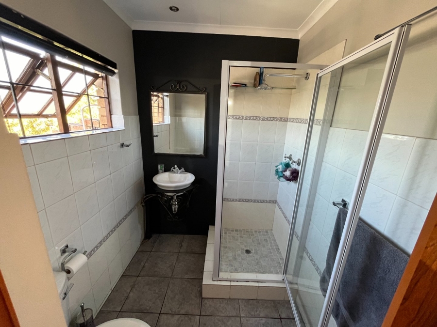 5 Bedroom Property for Sale in Zwartkop Gauteng