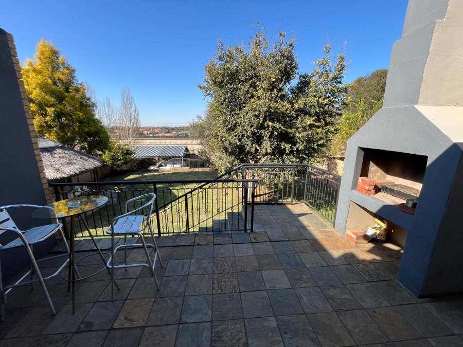 5 Bedroom Property for Sale in Zwartkop Gauteng